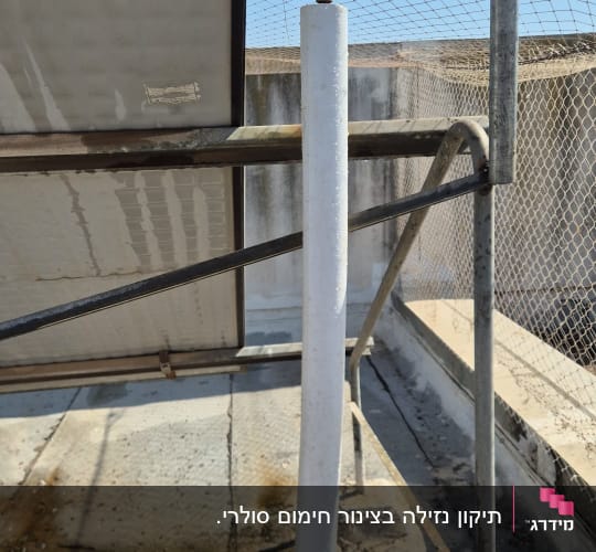 מערכת דוד שמש על גג עם צינור ומחברים